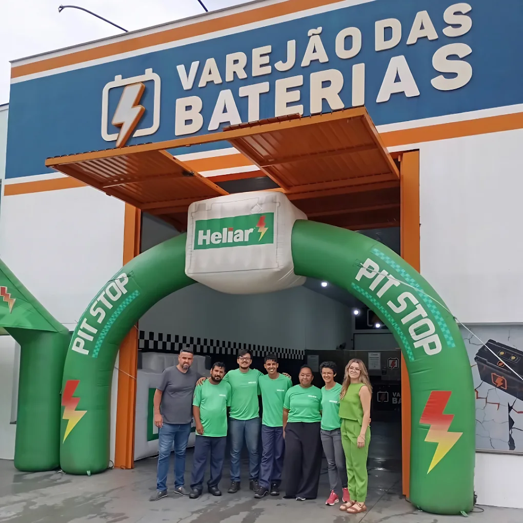 Equipe do Varejão das Baterias diante da loja